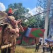 Warga Dayak di Nunukan saat menggunakan sumpit pada HUT 26 Nunukan di GOR Sei Sembilan, Rabu (15/10/2025).