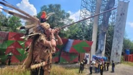 Warga Dayak di Nunukan saat menggunakan sumpit pada HUT 26 Nunukan di GOR Sei Sembilan, Rabu (15/10/2025).