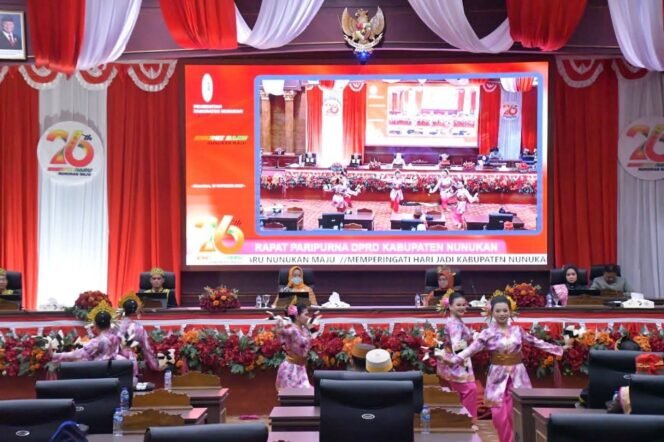 
					Tarian kolaborasi yang menjadi pesan menjaga persatuan dan kesatuan ditampilkan ciamik sebagai pembuka Rapat Paripurna HUT 26 Nunukan, Minggu (12/10/2025). Dok.Pemkab Nunukan.