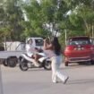 Sumi saat mengacungkan pisau ke pengendara yang lewat. Sakit Sumi kambuh karena injeksi bagi penderita sakit jiwa di Puskesmas Nunukan habis. Dok.Syaripin.