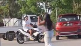 Sumi saat mengacungkan pisau ke pengendara yang lewat. Sakit Sumi kambuh karena injeksi bagi penderita sakit jiwa di Puskesmas Nunukan habis. Dok.Syaripin.