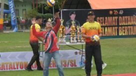 Kadisporapar Nunukan, Abdul Halid memukul bola sebagai penanda dibukanya turnamen Bola Voli Lembuswana Cup 2025 di Makotis Satgas Pamtas RI - Malaysia, Yonkav 13/ SL. Dok.Prokopim.