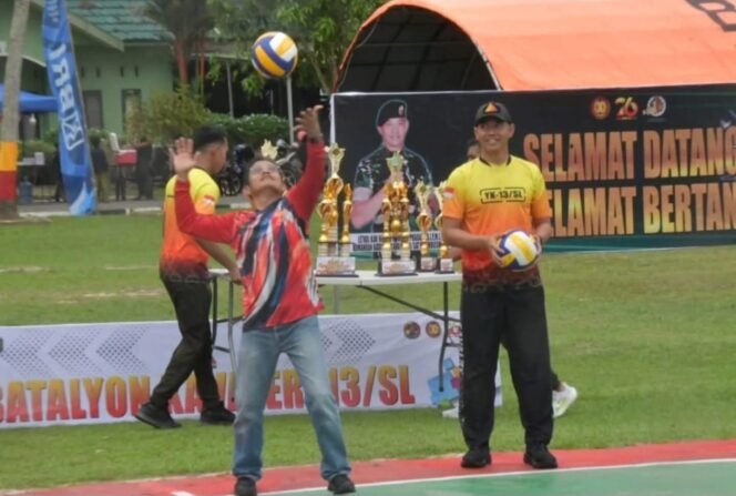 
					Kadisporapar Nunukan, Abdul Halid memukul bola sebagai penanda dibukanya turnamen Bola Voli Lembuswana Cup 2025 di Makotis Satgas Pamtas RI - Malaysia, Yonkav 13/ SL. Dok.Prokopim.