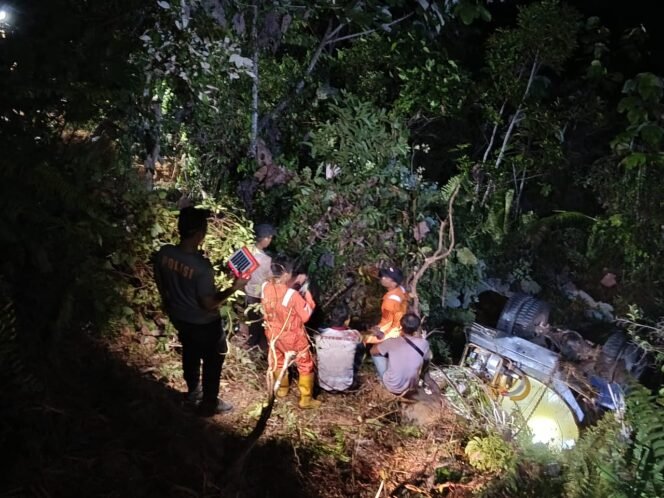 
					Sebuah truk tangki air terguling masuk jurang di jalan menuju perkebunan kelapa sawit, Jalan Dewi Satrika RT 04, Desa Tanjung Harapan, Nunukan, Kalimantan Utara, Rabu (22/10/2025). Dok.Satlantas Polres Nunukan.