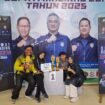 Atlet menembak Nunukan, Izzah Kasih Valeria berfoto bersama keluarga pasca mendapat 2 medali emas dan 1 perunggu di event Bupati Malinau Cup Open 2025. Dok.Hardi Ronggolawe.