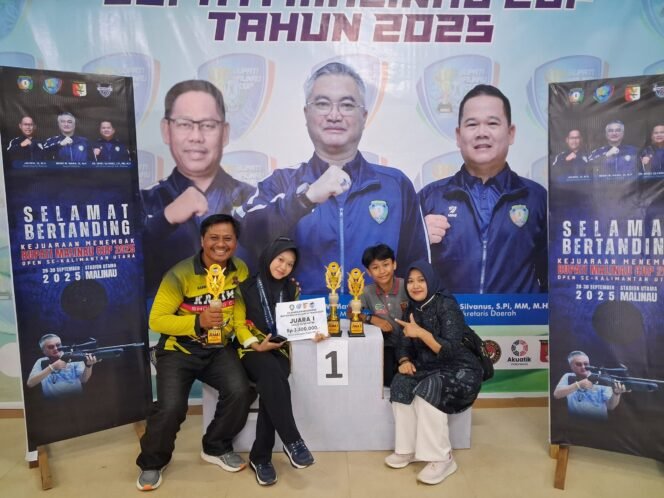 
					Atlet menembak Nunukan, Izzah Kasih Valeria berfoto bersama keluarga pasca mendapat 2 medali emas dan 1 perunggu di event Bupati Malinau Cup Open 2025. Dok.Hardi Ronggolawe.