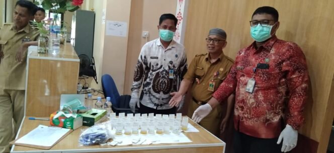 
					Komitmen war of drugs, Bakesbangpol Nunukan gelar tes urine bagi 32 pegawainya. Dok.Kesbangpol Nunukan.