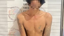 A (42), menjadi tersangka narkoba, karena paket hemat (Pahe) sabu sabu yang sebelumnya ia kantongi dalam saku jaket, terjatuh di atas meja, tepat di hadapan polisi yang sedang mencatat laporannya, Sabtu (1/11/2025) malam. Dok.Polres Nunukan.