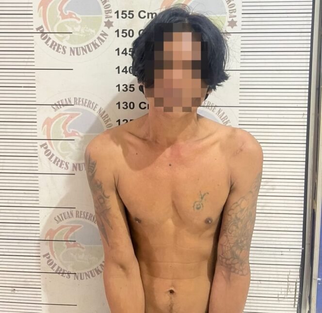 
					A (42), menjadi tersangka narkoba, karena paket hemat (Pahe) sabu sabu yang sebelumnya ia kantongi dalam saku jaket, terjatuh di atas meja, tepat di hadapan polisi yang sedang mencatat laporannya, Sabtu (1/11/2025) malam. Dok.Polres Nunukan.