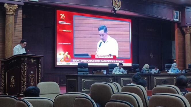 
					Juru Bicara DPRD Nunukan, Andi Muliyono membacakan latar belakang Raperda inisiatif DPRD Nunukan dalam rapat paripurna, Rabu (5/11/2025).