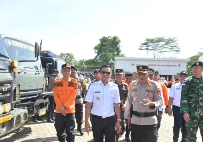 
					Bupati Nunukan, Irwan Sabri bersama Kapolres Nunukan, AKBP Bonifasius Rumbewas membahas kesiapan SDM untuk tanggap bancana. Dok.Prokopim.