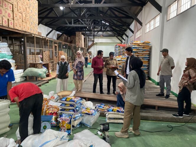 
					BAPANAS bersama Polisi mengecek stok dan harga beras di Kabupaten Nunukan untuk memastikan stabilitas pangan di perbatasan RI - Malaysia. Dok.Polres Nunukan.