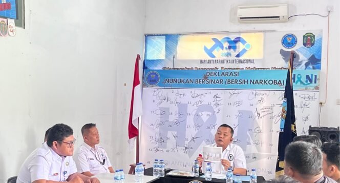 
					Kepala BNNK Nunukan, Anton Suriyadi Siagian saat menjelaskan metode pencegahan narkoba di tapal batas RI - Malaysia. Dok.BNNK Nunukan.