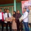 Anggota DPRD Nunukan, menyalurkan bantuan Sembako bagi korban kebakaran Mansalong. Dok.Sekretariat DPRD Nunukan.