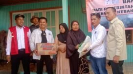 Anggota DPRD Nunukan, menyalurkan bantuan Sembako bagi korban kebakaran Mansalong. Dok.Sekretariat DPRD Nunukan.