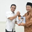 Bupati Nunukan, Irwan Sabri diberi dua buku karya Presiden PKS, Almuzammil Yusuf saat acara ramah tamah, Sabtu (22/11/2025). Dok.Prokopim.