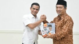 Bupati Nunukan, Irwan Sabri diberi dua buku karya Presiden PKS, Almuzammil Yusuf saat acara ramah tamah, Sabtu (22/11/2025). Dok.Prokopim.