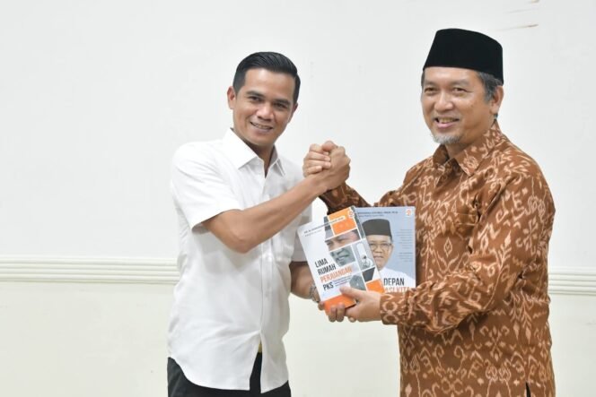 
					Bupati Nunukan, Irwan Sabri diberi dua buku karya Presiden PKS, Almuzammil Yusuf saat acara ramah tamah, Sabtu (22/11/2025). Dok.Prokopim.