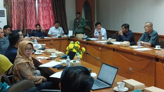 
					Komisi II DPRD Nunukan, membahas finalisasi program Dinas Pertanian dan Ketahanan Pangan Kabupaten Nunukan untuk tahun anggaran 2026, di Ruang Ambalat II Kantor DPRD Nunukan, Selasa (25/11/2025). Dok.Sekretariat DPRD Nunukan.