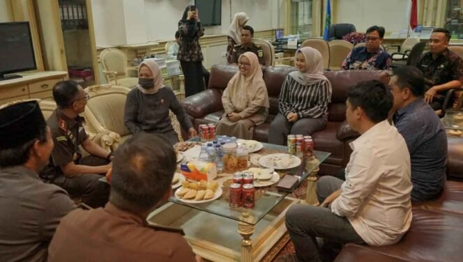 
					Anggota DPRD Nunukan, menerima kunjungan Kepala Kejaksaan Negeri (Kajari) Nunukan, Burhanuddin, S.H, Kamis (30/10/2025). Dok. Sekretariat DPRD Nunukan.
