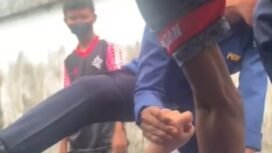 Petugas Damkar saat mengeluarkan Fikri, bocah 12 tahun yang terjebak dalam profil air karena menyelamatkan seekor kucing. Dok.Disdamkar.
