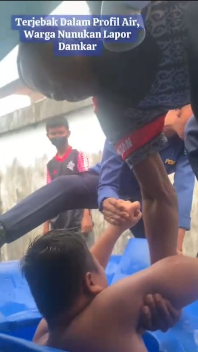 
					Petugas Damkar saat mengeluarkan Fikri, bocah 12 tahun yang terjebak dalam profil air karena menyelamatkan seekor kucing. Dok.Disdamkar.