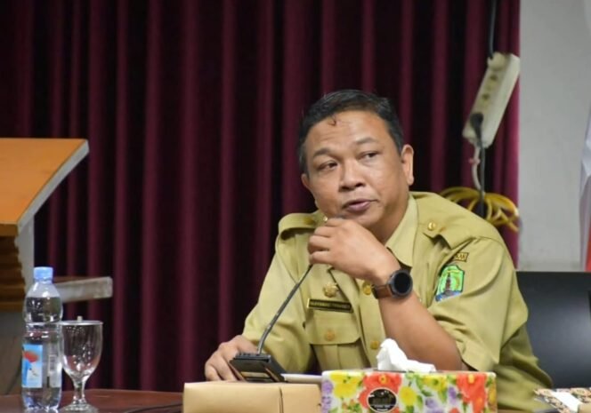 
					Dinas Penanaman Modal dan Perijinan Terpadu Satu Pintu (DPMPTSP) Kabupaten Nunukan, sosialisasikan Peraturan Pemerintah Nomor 28 Tahun 2025 tentang Penyelenggaraan Perizinan Berusaha Berbasis Resiko bagi perangkat daerah penyelenggara perizinan di lingkungan pemerintah kabupaten Nunukan, Senin (3/11/2025). Dok.Prokopim.