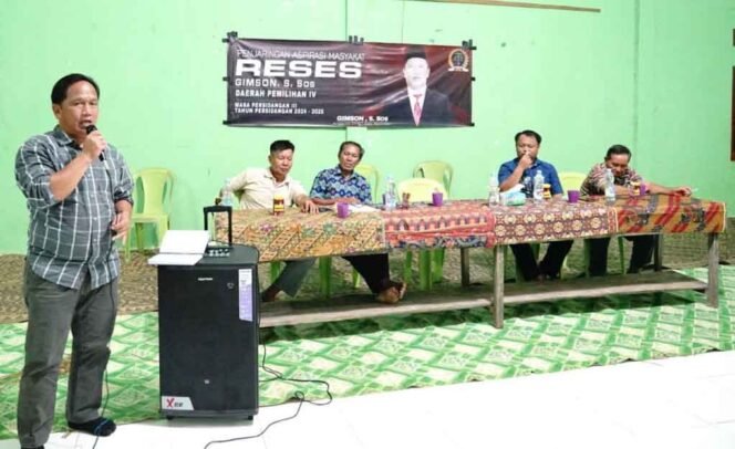 
					Anggota DPRD Nunukan, Gimson saat reses di Desa Luras Bagu, Sembakung Atulai, Senin (3/11/2025). Dok. Sekretariat DPRD Nunukan.