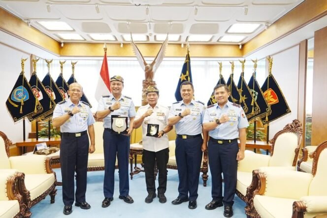 
					Gubernur Kalimantan Utara (Kaltara) Dr. H. Zainal A Paliwang, S.H., M.Hum., beraudiensi dengan Kepala Staf Angkatan Udara (KSAU), Marsekal TNI M.Tonny Harjono, S.E., M.M., di Jakarta, Rabu (5/11/2025). Dok.Biro Adpim Kaltara.