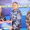 Danlanal Nunukan, Kolonel Laut (P) Primayantha Maulana Malik memberikan bantuan sosial saat HUT Armada RI 2025. Dok.Prokopim.