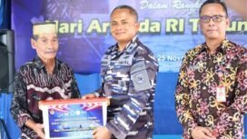 Danlanal Nunukan, Kolonel Laut (P) Primayantha Maulana Malik memberikan bantuan sosial saat HUT Armada RI 2025. Dok.Prokopim.