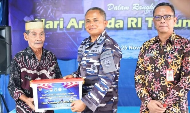 
					Danlanal Nunukan, Kolonel Laut (P) Primayantha Maulana Malik memberikan bantuan sosial saat HUT Armada RI 2025. Dok.Prokopim.