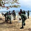 Prajurit LANAL Nunukan melakukan bersih bersih pantai pada peringatan HUT KOARMADA RI 2025, Selasa (25/11/2025). Dok.Lanal Nunukan.
