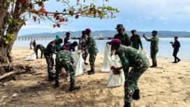 Prajurit LANAL Nunukan melakukan bersih bersih pantai pada peringatan HUT KOARMADA RI 2025, Selasa (25/11/2025). Dok.Lanal Nunukan.