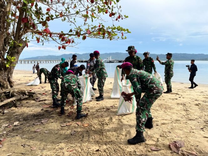 
					Prajurit LANAL Nunukan melakukan bersih bersih pantai pada peringatan HUT KOARMADA RI 2025, Selasa (25/11/2025). Dok.Lanal Nunukan.