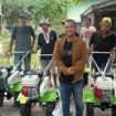 Anggota DPRD Kabupaten Nunukan dari Fraksi Partai Keadilan Sejahtera (PKS), Hasbi, menyalurkan bantuan empat unit Alsintan jenis cultivator, kepada petani di Kelurahan Nunukan Selatan, Minggu (26/10/2025). Dok.Sekretariat DPRD Nunukan.