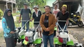 Anggota DPRD Kabupaten Nunukan dari Fraksi Partai Keadilan Sejahtera (PKS), Hasbi, menyalurkan bantuan empat unit Alsintan jenis cultivator, kepada petani di Kelurahan Nunukan Selatan, Minggu (26/10/2025). Dok.Sekretariat DPRD Nunukan.