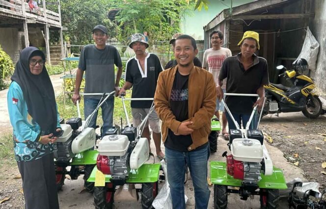 
					Anggota DPRD Kabupaten Nunukan dari Fraksi Partai Keadilan Sejahtera (PKS), Hasbi, menyalurkan bantuan empat unit Alsintan jenis cultivator, kepada petani di Kelurahan Nunukan Selatan, Minggu (26/10/2025). Dok.Sekretariat DPRD Nunukan.
