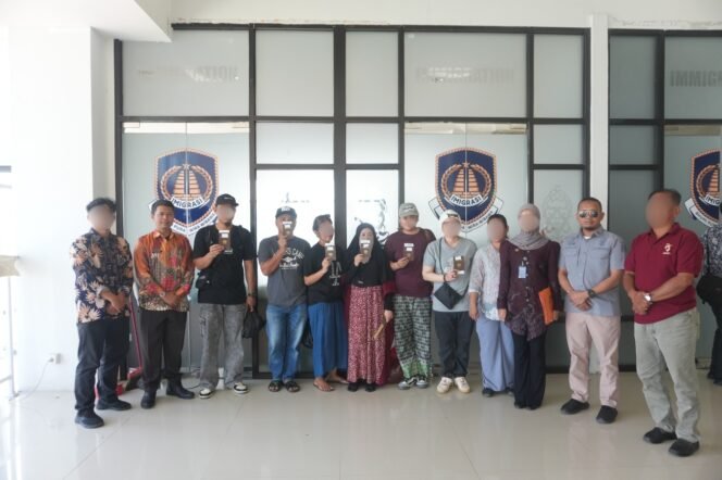 
					6 WN Malaysia dideportasi pada Senin (3/11/2025). Mereka masuk ilegal ke Sebatik demi makan bakso di depan PLBN Sebatik. Dok.Imigrasi Nunukan.