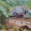 Sejumlah murid madrasah terduduk dan melamun melihat puing jembatan menuju sekolahnya ambruk akibat banjir, Rabu (5/11/2025) malam. Dok.Andre Pratama.