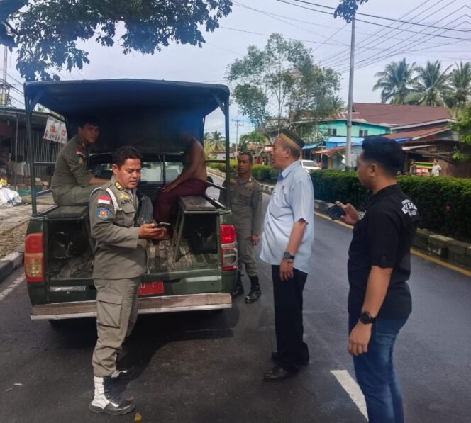 
					ODGJ Rahman saat diamankan Satpol PP Nunukan. Rahman mengamuk dan menganiaya ibunya hingga harus dilarikan ke RSUD. Dok.DSP3A Nunukan.