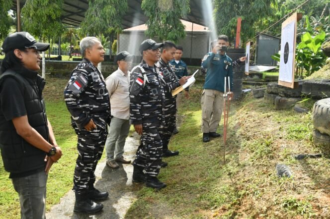 
					Eksibisi menembak pistol di LANAL Nunukan bersama insan pers. Dok.LANAL Nunukan.