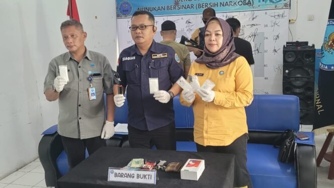 
					Jumpa pers pengungkapan 250 gram narkoba oleh BNNK Nunukan. Laki laki bernama H, diamankan di parkiran pelabuhan Tunon Taka, Rabu (12/11/2025) sore.