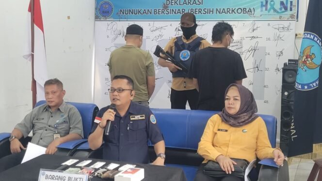 
					Pers rilis BNNK Nunukan yang berhasil menangkap DPO Narkoba bernama Edi Botak. Edi dua kali meloloskan sabu sabu dari Nunukan.