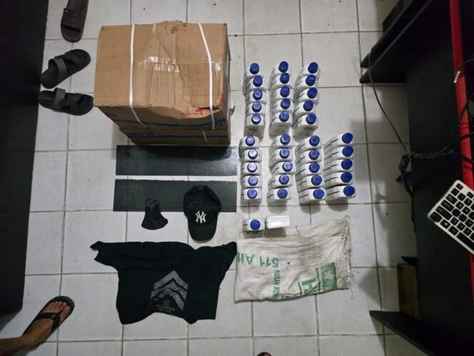 
					37 botol oli motor yang diamankan sebagai barang bukti dari kasus pencurian M (44) dan D (35) warga Nunukan Timur. Keduanya mengaku mencuri untuk makan keluarga dan membeli seragam sekolah anak. Dok.Polres Nunukan.