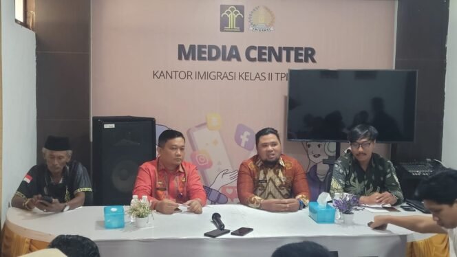 
					Imigrasi Nunukan menggelar jumpa pers menyoal tuduhan 'pungli' terhadap 8 WN Malaysia yang ramai di Medsos. 