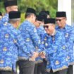 Wakil Bupati Nunukan, Hermanus, menyalami para ASN pasca Apel KORPRI Gabungan, Senin (17/11/2025). Dok. Prokopim.
