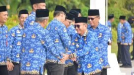 Wakil Bupati Nunukan, Hermanus, menyalami para ASN pasca Apel KORPRI Gabungan, Senin (17/11/2025). Dok. Prokopim.
