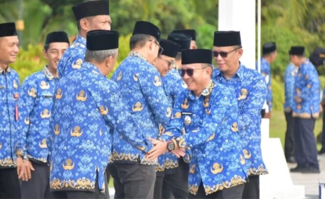 
					Wakil Bupati Nunukan, Hermanus, menyalami para ASN pasca Apel KORPRI Gabungan, Senin (17/11/2025). Dok. Prokopim.