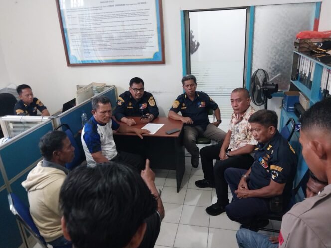 
					Puluhan keluarga korban kecelakaan speed boat yang tewas di perairan dekat Haji Putri, mendatangi KSOP Nunukan, meminta kejelasan pemberian santunan dari pemilik SB Borneo Ekspress. Uang santunan belum dibayar, tersangka penabrak dan speed boat sudah lama dilepas. 